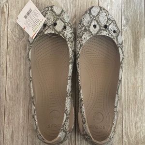 NWT 11 closed toe flat crocs